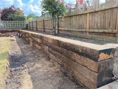 ALMOST CHILDSPLAY! SIMPLY STACKING USED RAILWAY SLEEPERS TO CREATE GARDEN WALLS