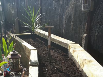 NIGEL'S DETAILED RAISED BED CONSTRUCTION WITH NEW PINE RAILWAY SLEEPERS